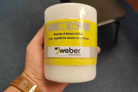 Rouleau de bande d'étanchéité Weber BE 14, essentielle pour une étanchéité sous carrelage obligatoire et durable.