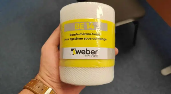 Rouleau de bande d'étanchéité Weber BE 14, essentielle pour une étanchéité sous carrelage obligatoire et durable.