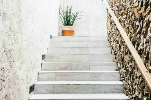 Carrelage d’escalier, marche ou contremarche en premier ?
