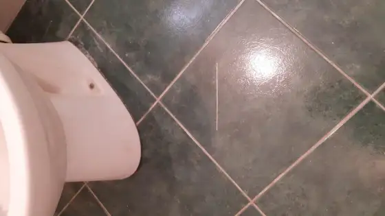 Rayure sur carrelage - réparer ou remplacer le carreau ?