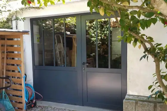 Transformer une porte de garage en fenêtre, le guide pratique