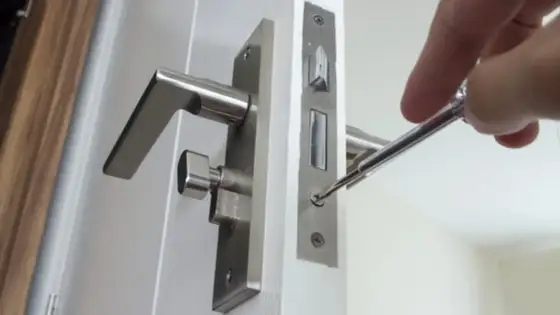 Porte qui claque avec le vent - causes et solutions